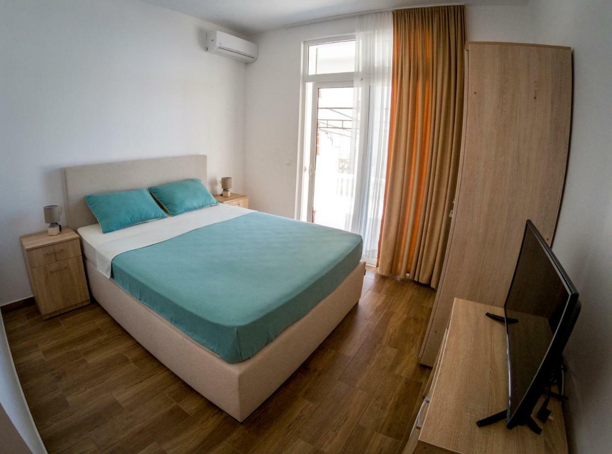 Queen Apartments & Rooms Dobra Voda Exterior photo